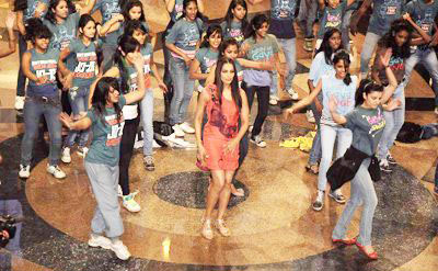 Photos - Bipasha Basu and R Madhavan at ‘Jodi Breakers’ flash mob